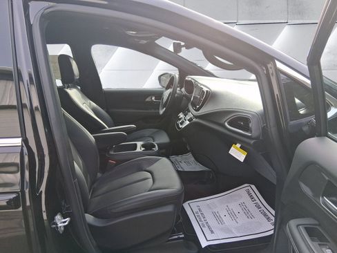New 2026 Chrysler Pacifica Select image 16