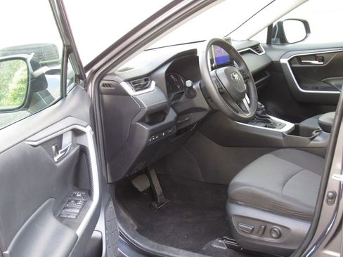 Used 2024 Toyota RAV4 XLE w/ Convenience Package image 9