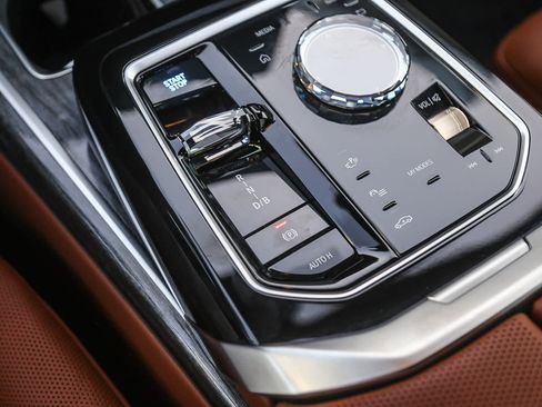 Used 2025 BMW i7 xDrive60 image 16