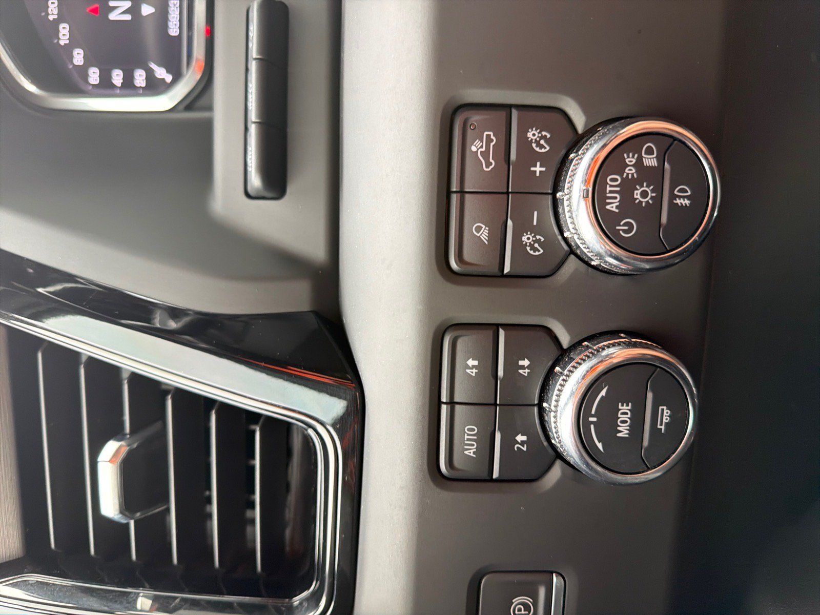 Used 2024 GMC Sierra 2500 AT4 w/ AT4 Premium Plus Package AWD/4WD image 23