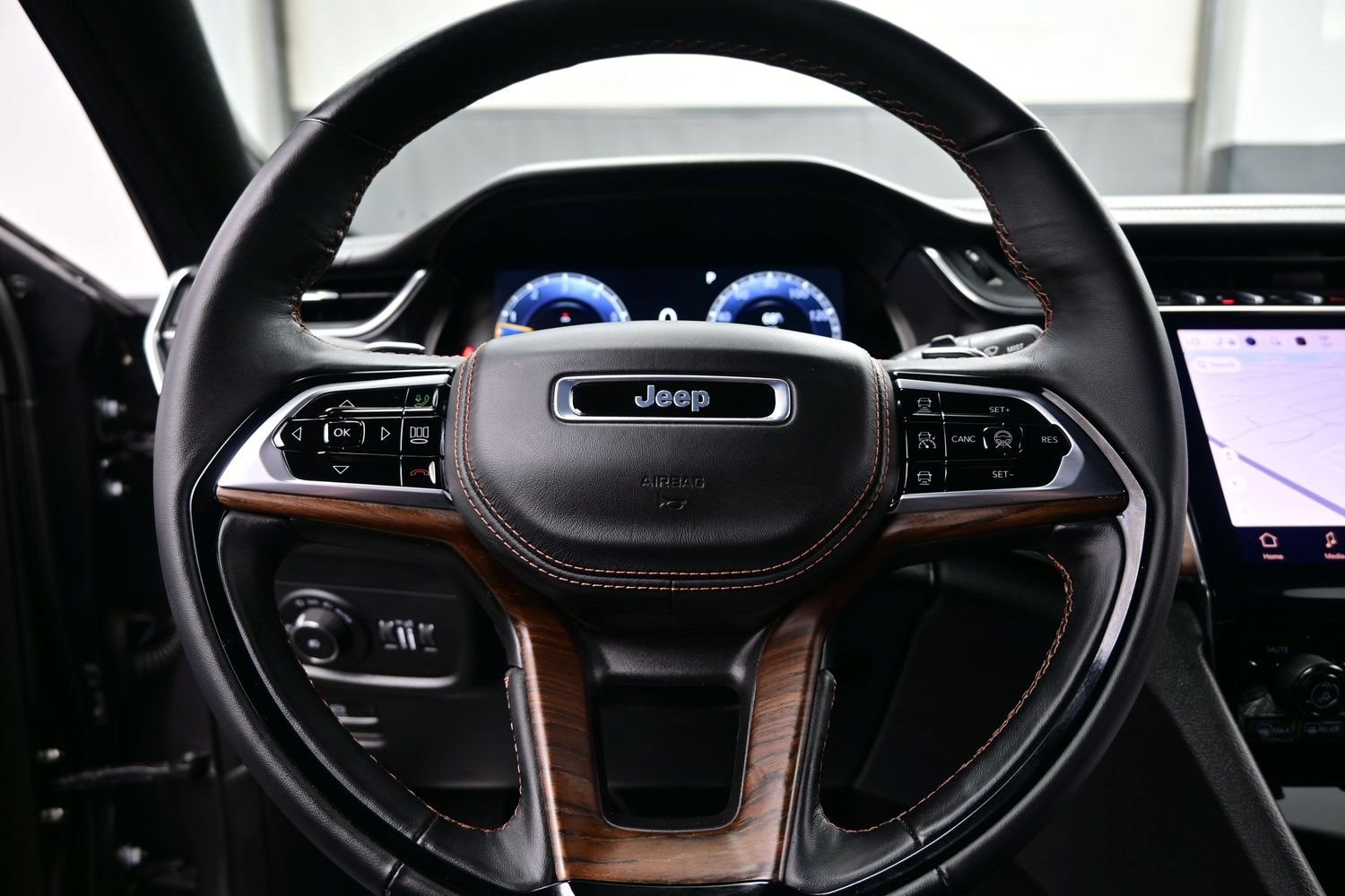 Used 2025 Jeep Grand Cherokee L Summit w/ MOPAR Finishing Package AWD/4WD image 28