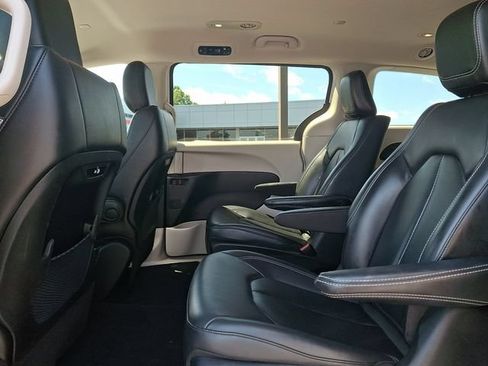 Used 2023 Chrysler Pacifica Touring-L FWD image 11