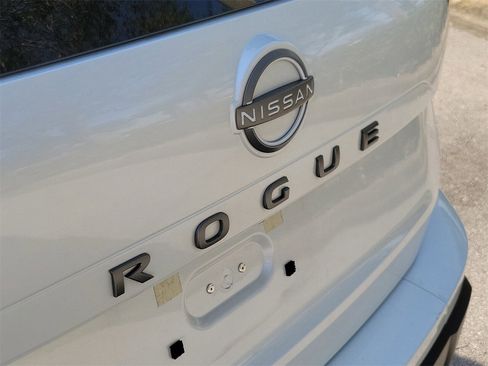 Used 2025 Nissan Rogue SV image 6
