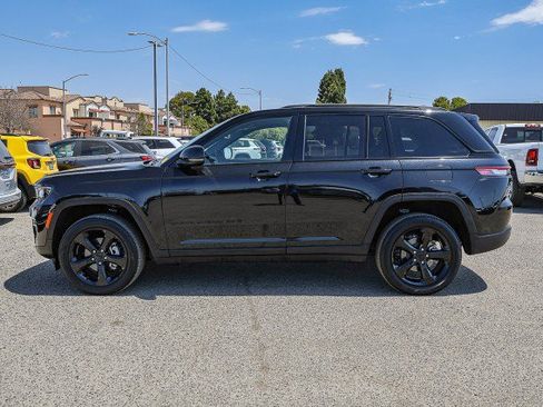 Used 2023 Jeep Grand Cherokee Altitude RWD image 7