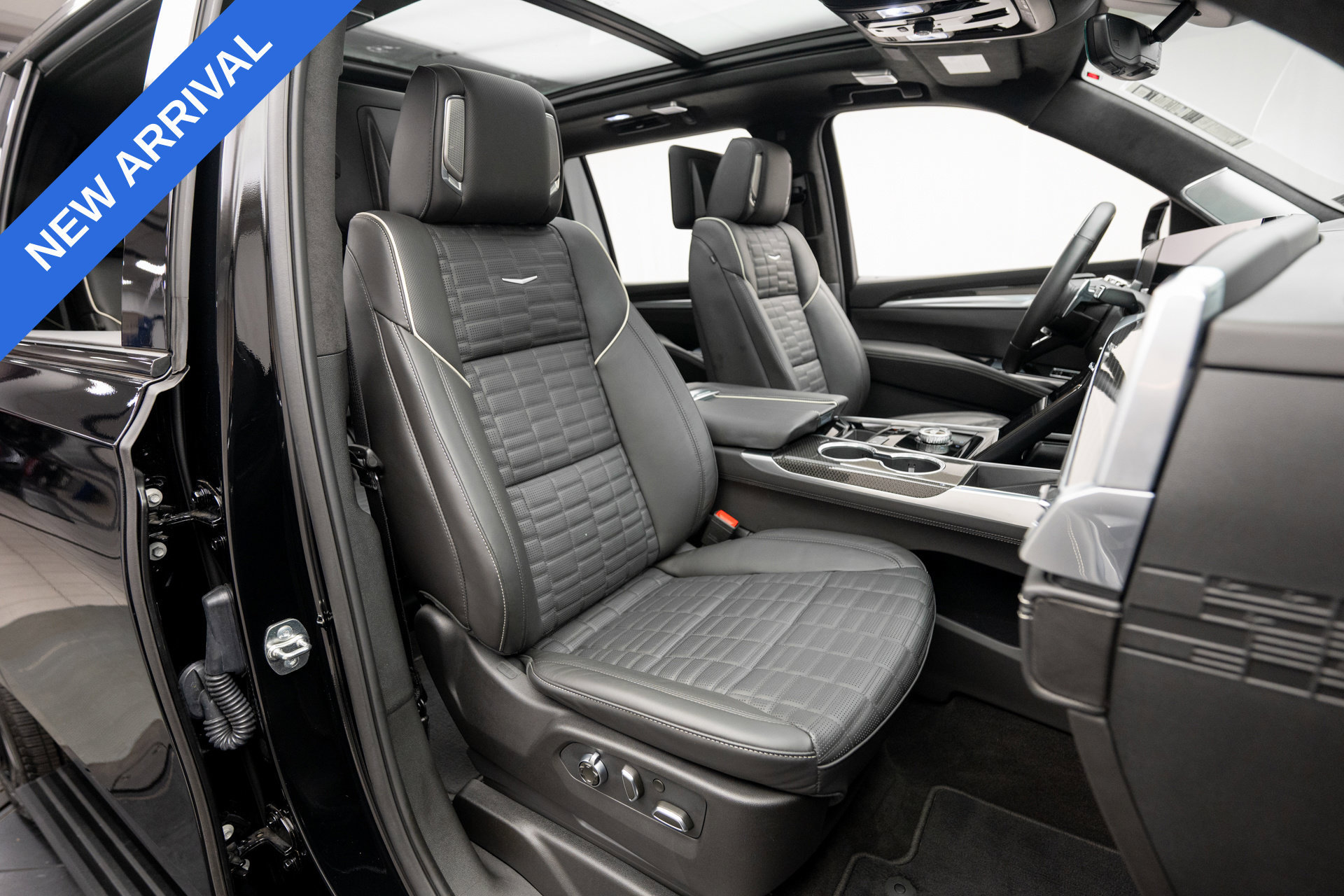 Used 2026 Cadillac Escalade ESV V w/ LPO, ONYX Package AWD/4WD image 15