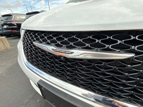 Used 2023 Chrysler Pacifica Touring-L FWD image 16