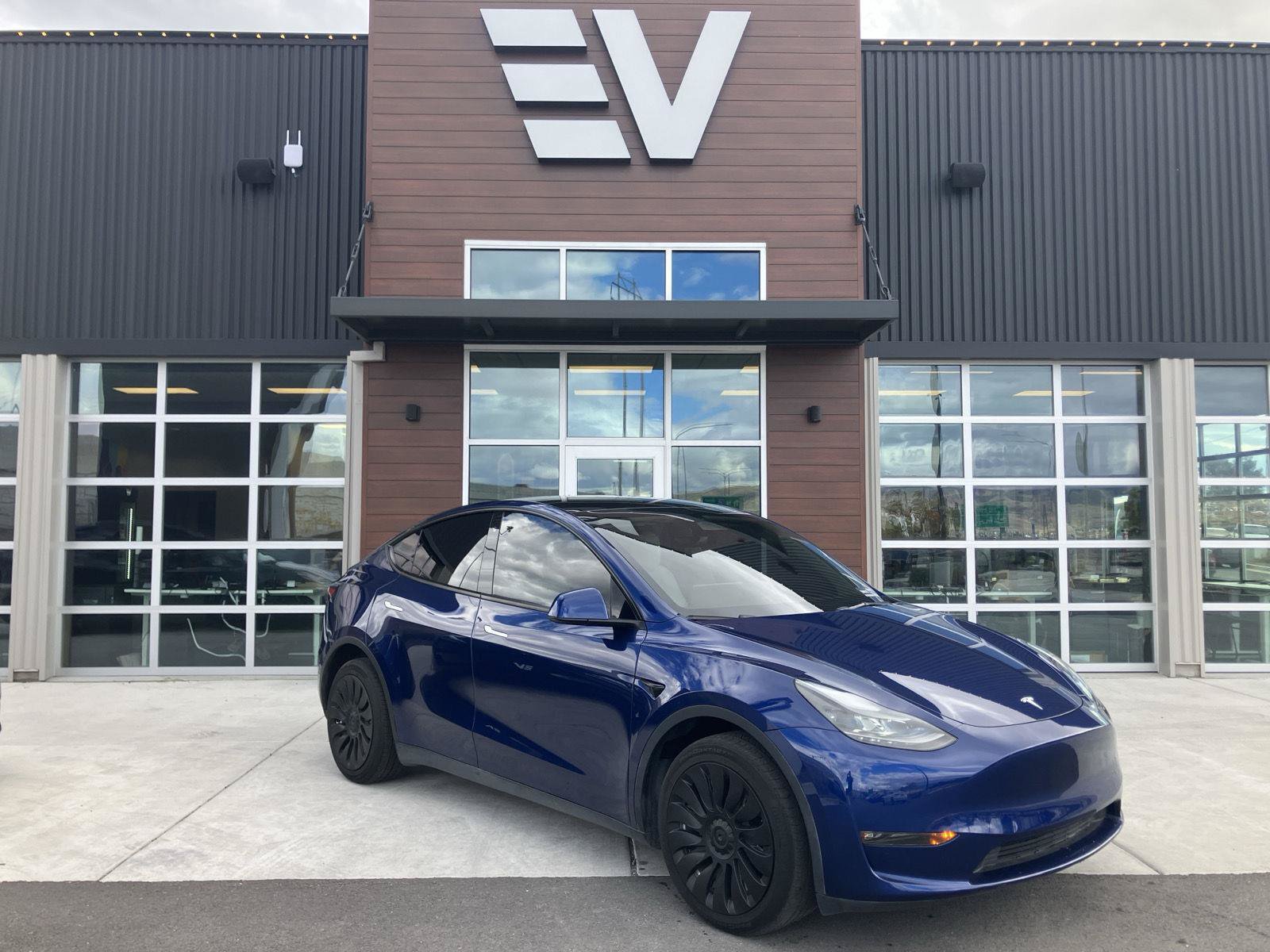 Used 2023 Tesla Model Y Long Range AWD/4WD image 1