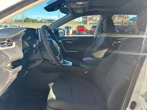 Used 2025 Toyota RAV4 XLE w/ Convenience Package image 28