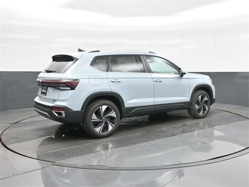 New 2026 Volkswagen Taos SE image 7