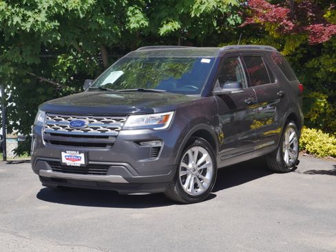 Used 2018 Ford Explorer XLT w/ Equipment Group 202A AWD/4WD image 2