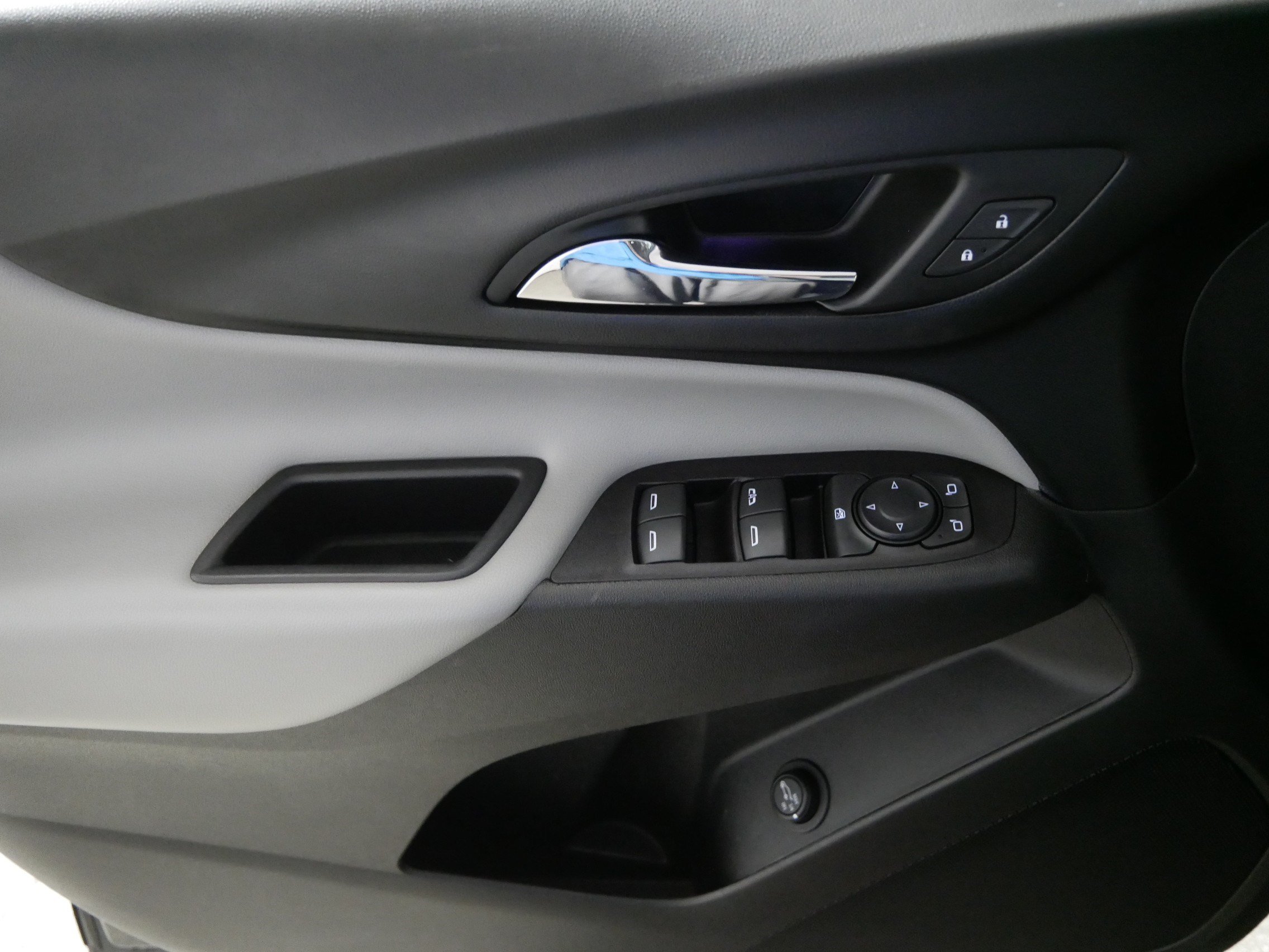 Used 2018 Chevrolet Equinox LT w/ LPO, Floor Liner Package AWD/4WD image 19