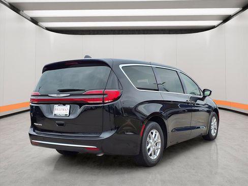 New 2026 Chrysler Pacifica Select image 6