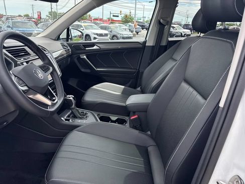 Certified 2023 Volkswagen Tiguan SE w/ Panoramic Sunroof Package FWD image 9