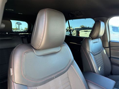 Used 2025 Ford Explorer ST-Line w/ Premium Package image 17