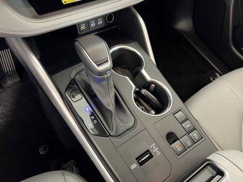 Used 2024 Toyota Highlander XLE image 8