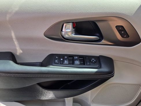 Used 2024 Chrysler Pacifica Touring-L FWD image 22