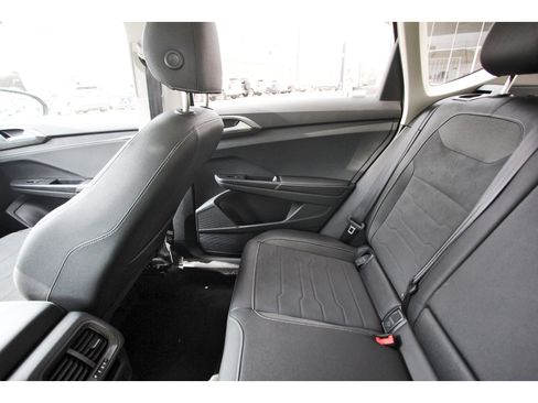 Used 2025 Volkswagen Taos SE FWD image 13