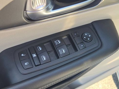 Used 2023 Chrysler Pacifica Touring-L FWD image 26