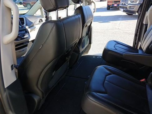 Used 2023 Chrysler Pacifica Touring-L image 15