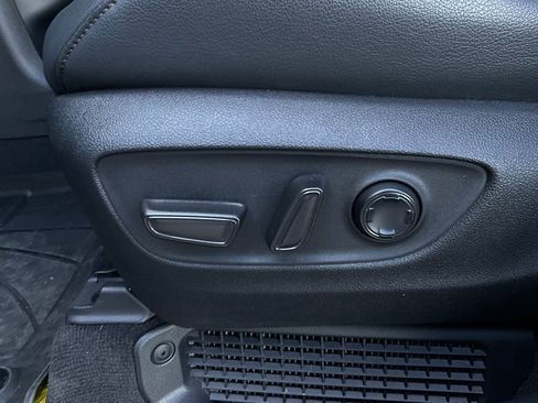 Used 2025 Toyota Sienna Platinum image 11