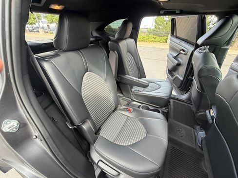 Used 2021 Toyota Highlander XSE AWD/4WD image 18