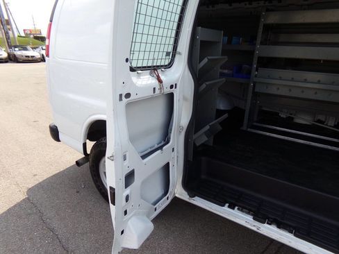 Used 2015 Chevrolet Express 2500 image 18