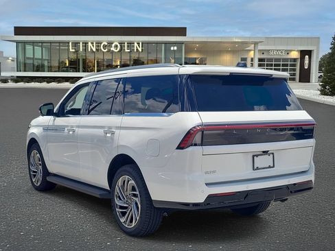 Used 2026 Lincoln Navigator Premiere AWD/4WD image 3