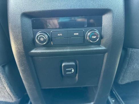 Used 2023 Chevrolet Traverse LT FWD image 20