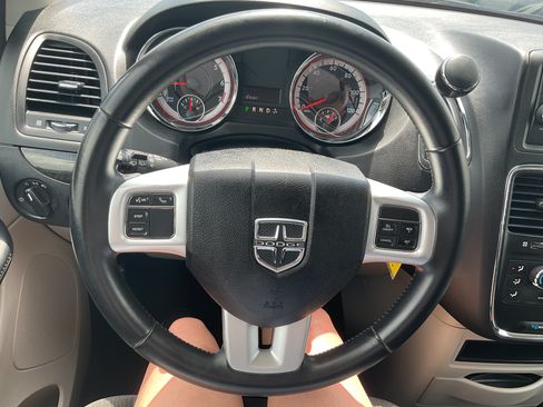 Used 2017 Dodge Grand Caravan SE w/ UConnect Hands-Free Group FWD image 8