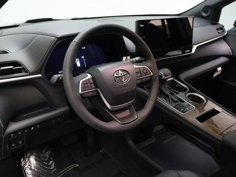 Certified 2025 Toyota Sienna Platinum image 15