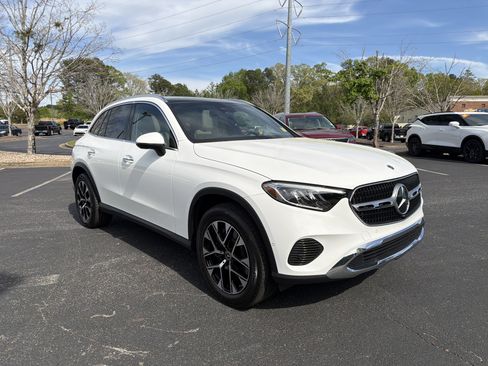 Used 2025 Mercedes-Benz GLC 350e 4MATIC image 3