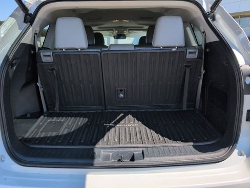 Used 2022 Toyota Highlander XLE image 6