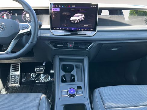 Certified 2025 Volkswagen Tiguan SE R-Line AWD/4WD image 13