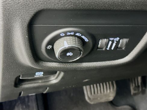 Used 2023 Jeep Grand Cherokee Limited w/ Black Appearance Package image 17