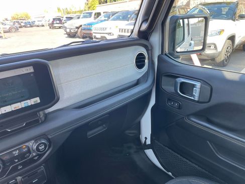 Used 2025 Jeep Wrangler Sahara image 34