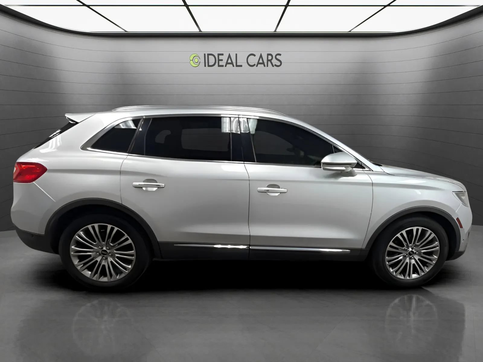 Used 2017 Lincoln MKX Reserve w/ Driver Assistance Package FWD image 4