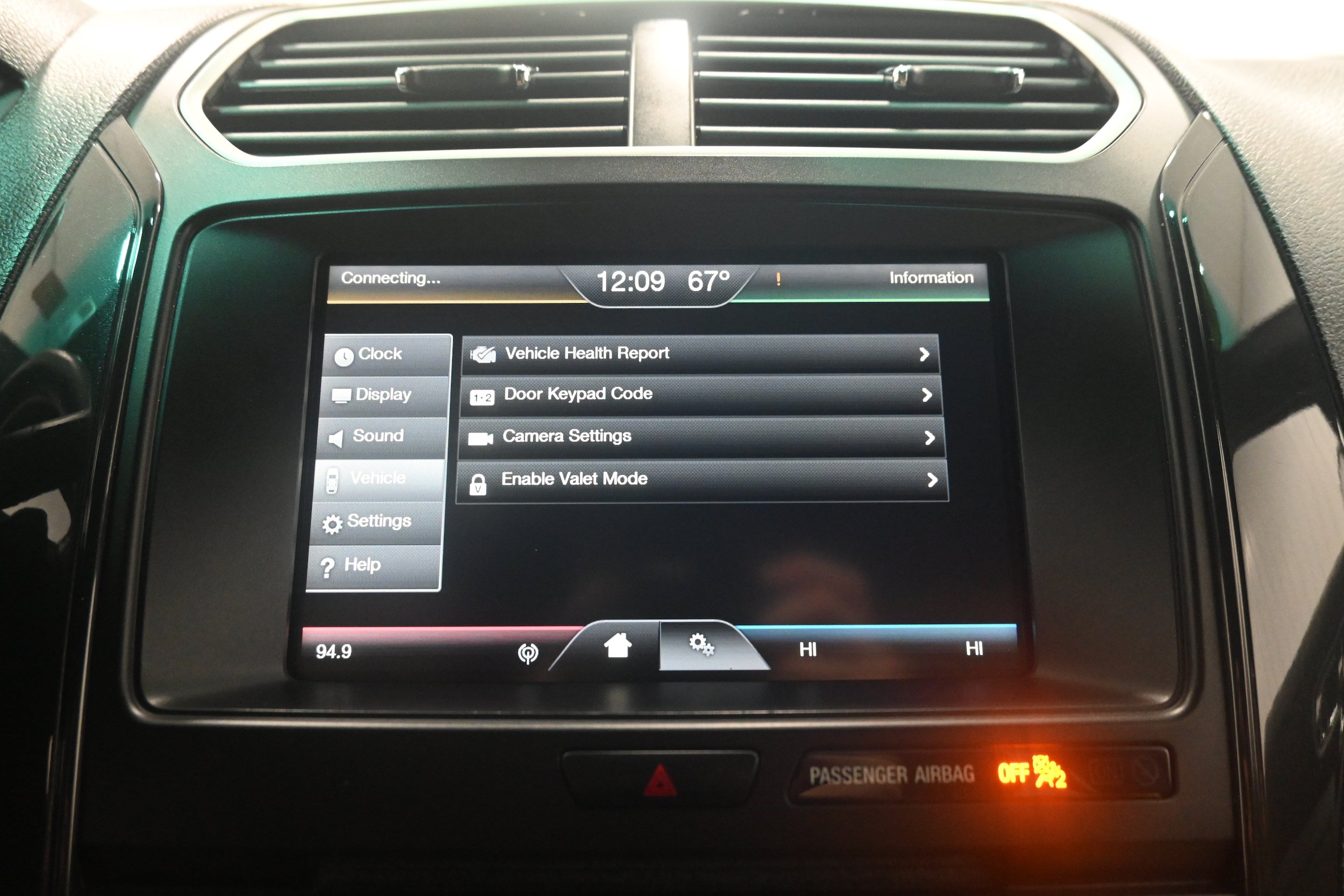 Used 2016 Ford Explorer XLT w/ Equipment Group 201A AWD/4WD image 13