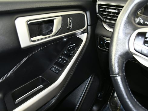 Used 2023 Ford Explorer XLT AWD/4WD image 32