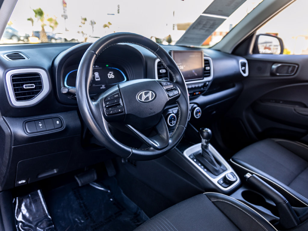 Used 2024 Hyundai Venue Limited FWD image 13
