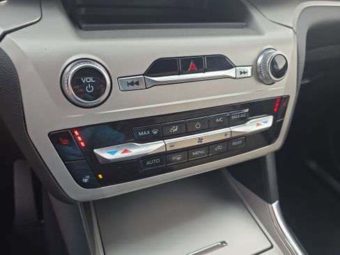 Used 2022 Ford Explorer XLT image 11