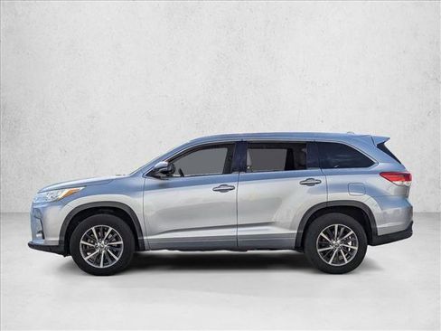 Used 2018 Toyota Highlander XLE image 2
