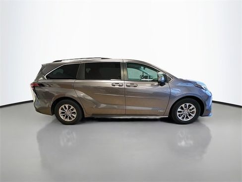 Used 2021 Toyota Sienna LE image 39