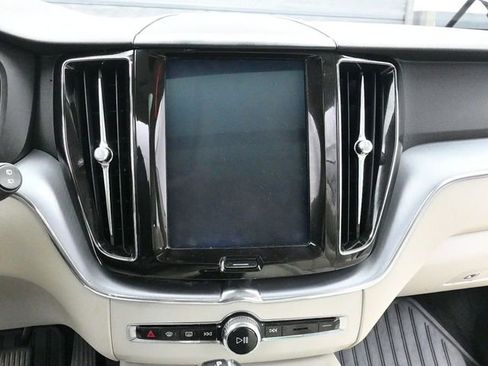 Used 2019 Volvo XC60 T6 Momentum w/ Advanced Package image 12