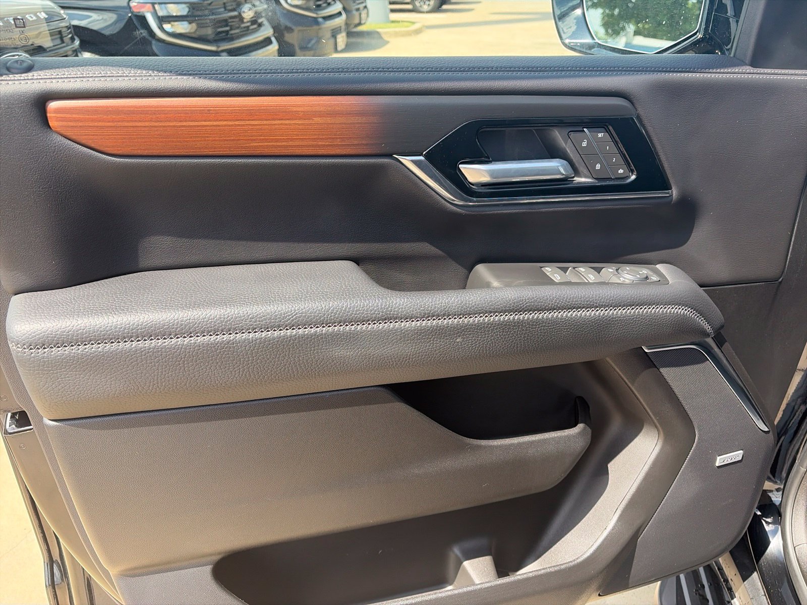Used 2025 GMC Yukon Denali AWD/4WD image 11