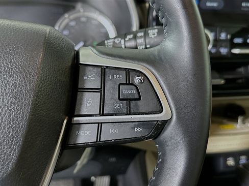 Used 2023 Toyota Highlander XLE image 17