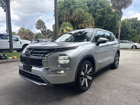 Used 2025 Mitsubishi Outlander SE AWD/4WD image 2