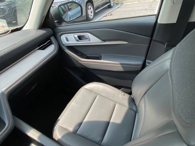 Used 2025 Ford Explorer Active w/ Active Comfort Package AWD/4WD image 28