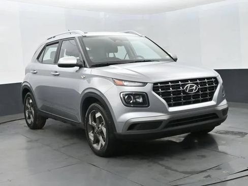 Used 2025 Hyundai Venue SEL FWD image 2