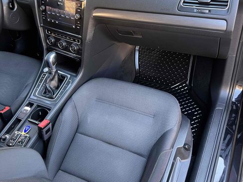 Used 2018 Volkswagen e-Golf SE w/ DC Fast Charging Package image 34