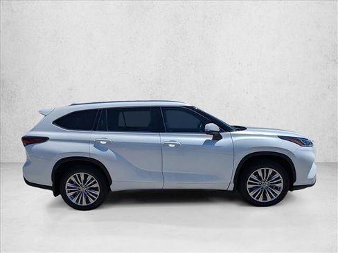 Certified 2024 Toyota Highlander Platinum FWD image 4